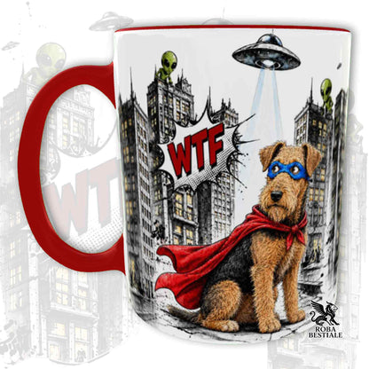 Tazza rossa stampata con un Airedale Terrier con espressione sorpresa, vestito da Super Eroe. Grafica originale Roba Bestiale, collezione Hero