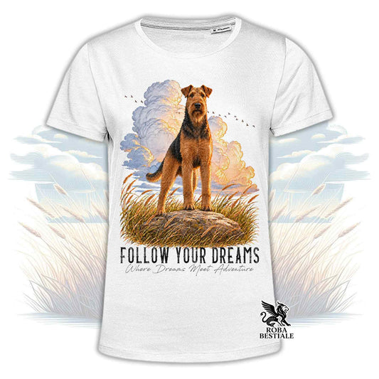 Maglietta bianca a maniche corte con stampa cane e scritta “Follow Your Dreams”