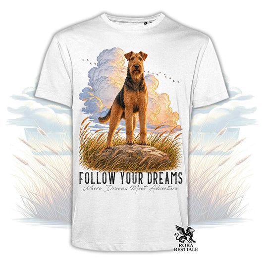 Maglietta a maniche corte con stampa cane su nuvole e scritta “Follow Your Dreams”