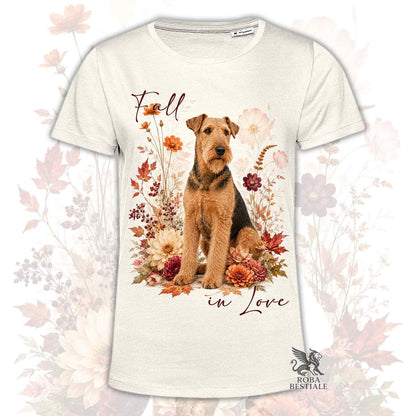 T-shirt beige stampata con un Airedale Terrier seduto in mezzo a fiori e foglie autunnali. Grafica originale Roba Bestiale, collezione Fall