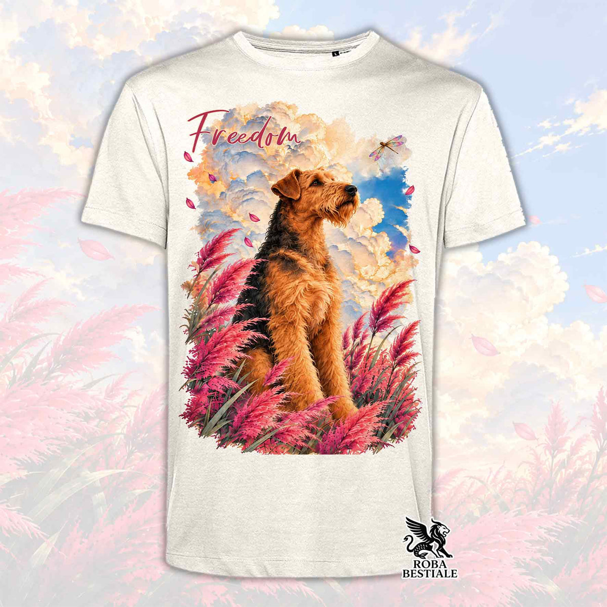 T-shirt color avorio con stampa di un Airedale Terrier tra erbe rosa e la scritta Freedom