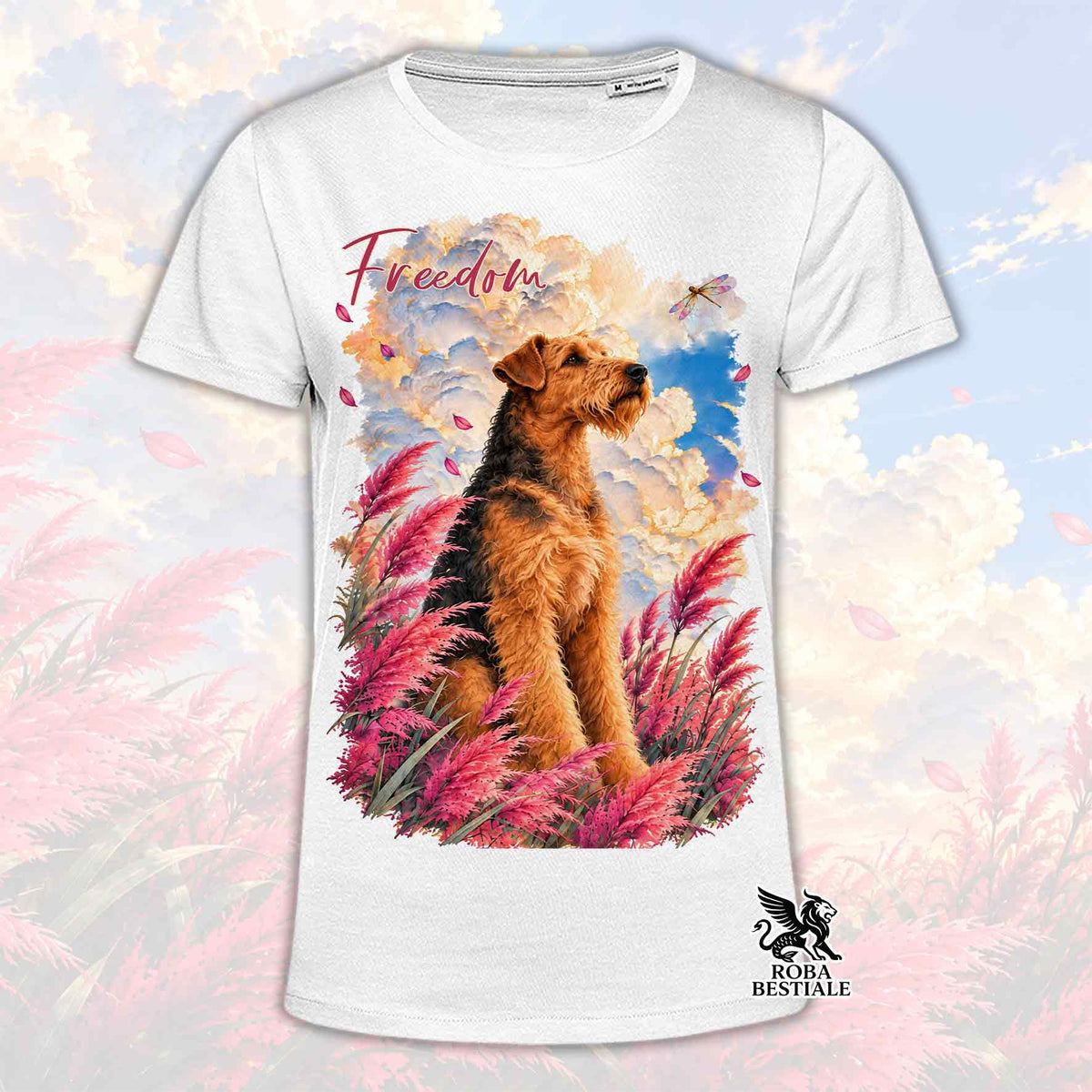 T-shirt bianca a maniche corte con stampa di un Airedale Terrier e la scritta Freedom