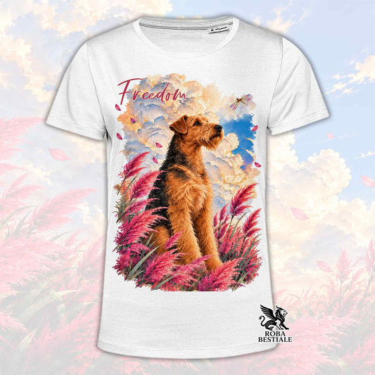 T-shirt bianca a maniche corte con stampa di un Airedale Terrier e la scritta Freedom