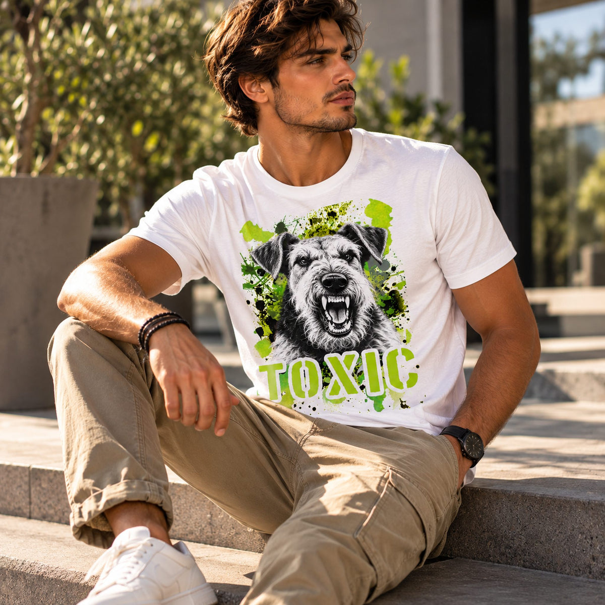 T-shirt bianca stampata con un Airedale Terrier con espressione arrabbiata. Grafica originale Roba Bestiale, collezione Toxic