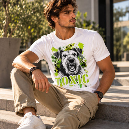 T-shirt bianca stampata con un Airedale Terrier con espressione arrabbiata. Grafica originale Roba Bestiale, collezione Toxic
