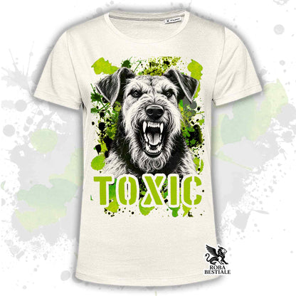 T-shirt bianca stampata con un Airedale Terrier con espressione arrabbiata. Grafica originale Roba Bestiale, collezione Toxic
