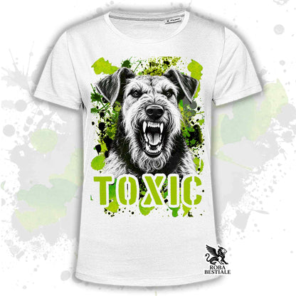 T-shirt bianca stampata con un Airedale Terrier con espressione arrabbiata. Grafica originale Roba Bestiale, collezione Toxic