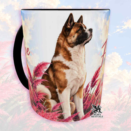 Tazza bianca con cane akita marrone, foglie rosa e manico nero