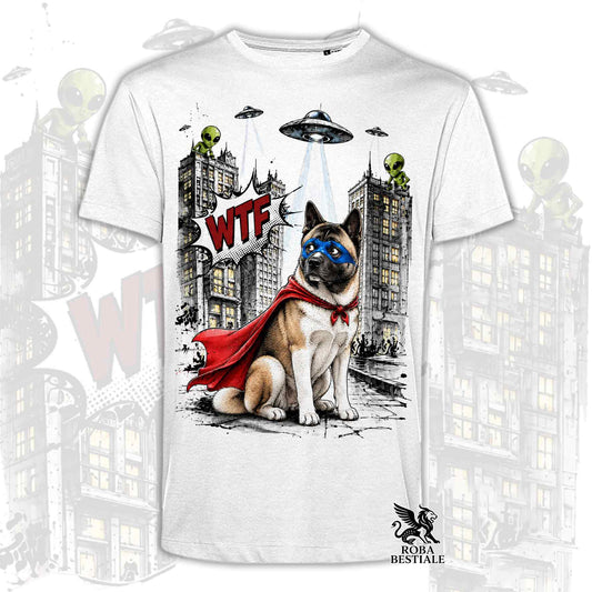 T-shirt bianca stampata con un Akita Americano con espressione sorpresa, vestito da Super Eroe. Grafica originale Roba Bestiale, collezione Hero