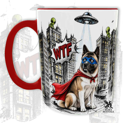 Tazza rossa stampata con un Akita Americano con espressione sorpresa, vestito da Super Eroe. Grafica originale Roba Bestiale, collezione Hero