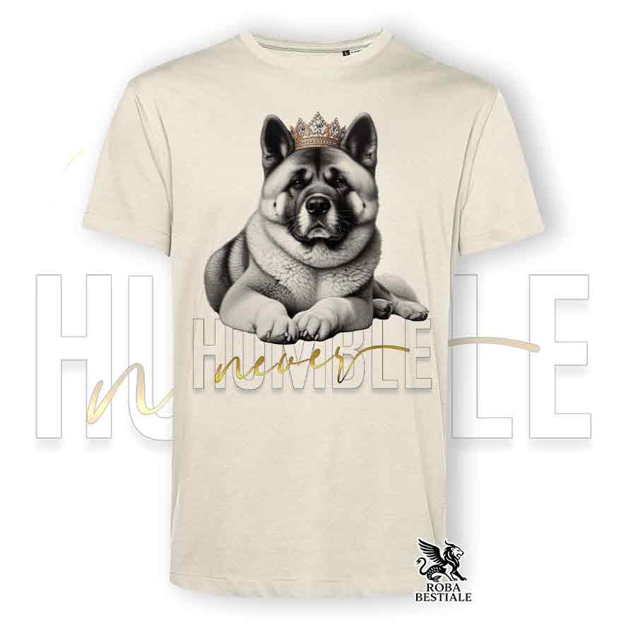 T-shirt stampata con un Akita Americano, colore beige con grafica Never Humble