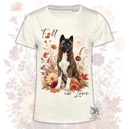 T-shirt beige stampata con un Akita Americano seduto in mezzo a fiori e foglie autunnali. Grafica originale Roba Bestiale, collezione Fall