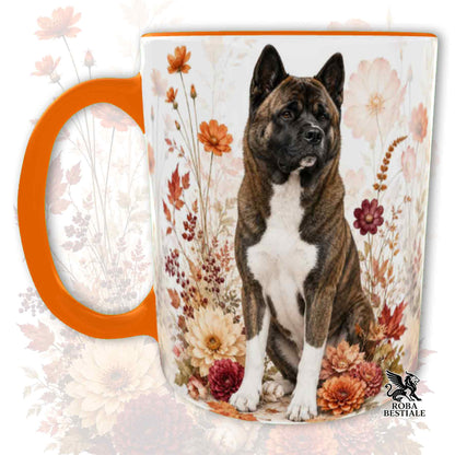 Tazza con la stampa di un Akita Americano seduto in mezzo a fiori e foglie autunnali. Grafica originale Roba Bestiale, collezione Fall in Love