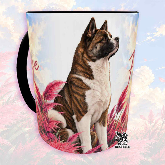 Tazza con cane tigrato in piedi, palma rosa e manico nero su sfondo chiaro