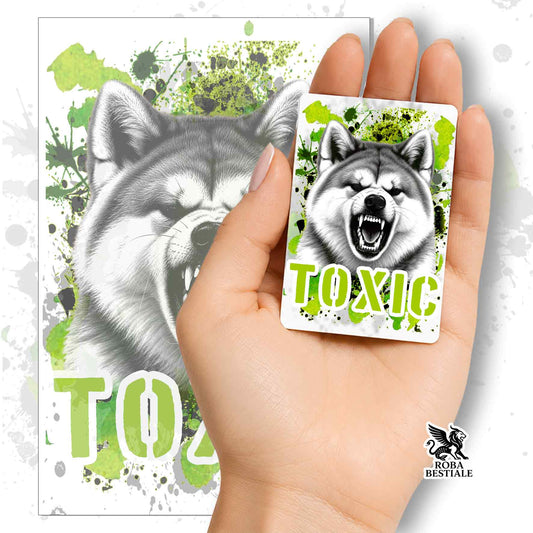 Etichetta rettangolare con cane Akita grigio e scritta TOXIC