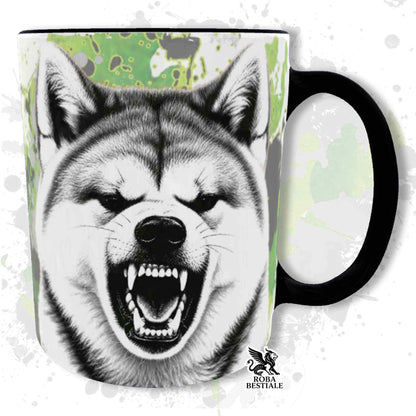 Tazza nera con stampa cane Akita urlante su sfondo verde