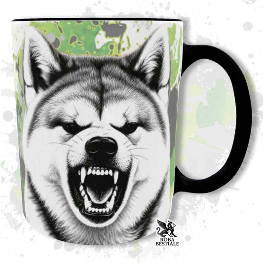 Tazza nera con stampa cane Akita urlante su sfondo verde