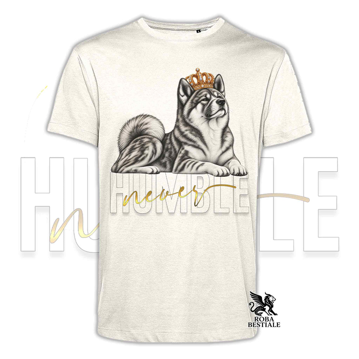 T-shirt bianca con stampa di cane tigrato con corona, cane accucciato e "Never Humble"
