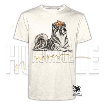 T-shirt bianca con stampa di cane tigrato con corona, cane accucciato e "Never Humble"