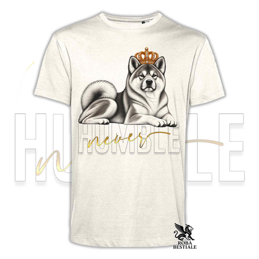 Maglietta chiara maniche corte con ritratto Akita e corona sopra scritta "Never Humble"