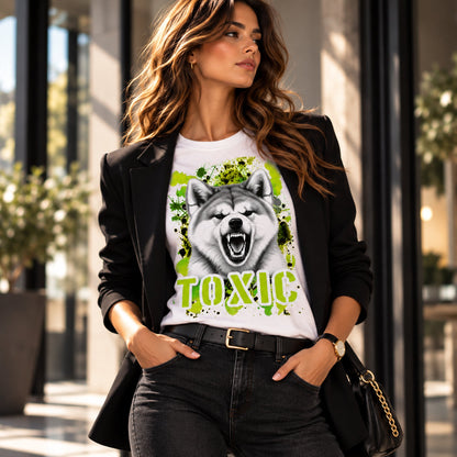 T-shirt bianca stampata con un Akita Inu con espressione arrabbiata. Grafica originale Roba Bestiale, collezione Toxic