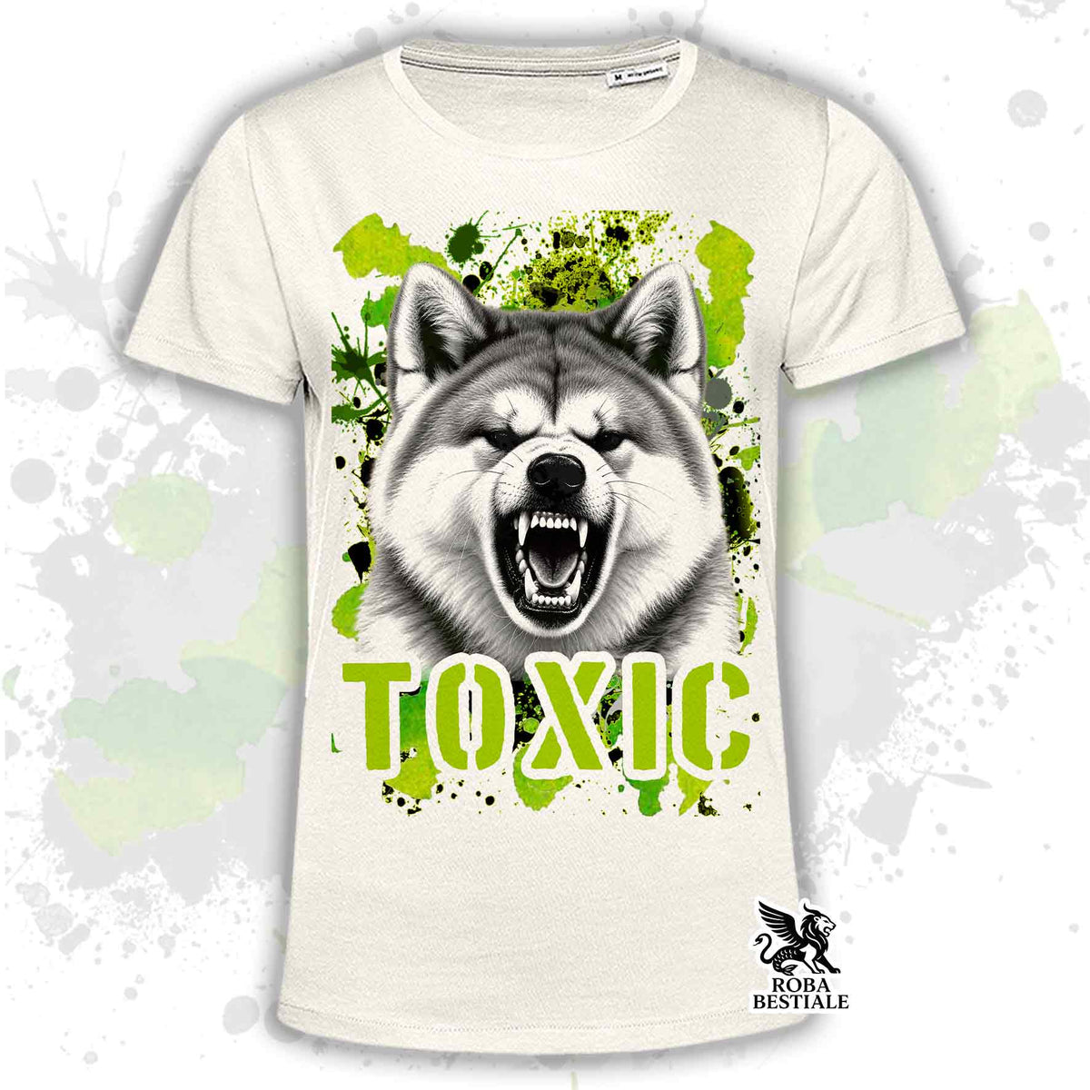 T-shirt beige stampata con un Akita Inu con espressione arrabbiata. Grafica originale Roba Bestiale, collezione Toxic
