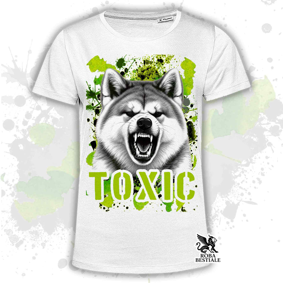 T-shirt bianca stampata con un Akita Inu con espressione arrabbiata. Grafica originale Roba Bestiale, collezione Toxic