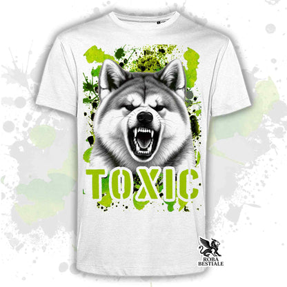 T-shirt bianca stampata con un Akita Inu con espressione arrabbiata. Grafica originale Roba Bestiale, collezione Toxic