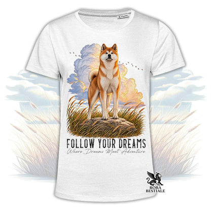 T-shirt bianca stampata con un Akita Inu. Grafica originale Roba Bestiale, collezione Dream