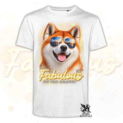 T-shirt bianca con stampa cane Akita con occhiali da sole e scritta Fabulous