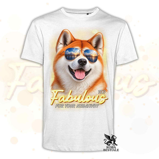 T-shirt bianca con stampa cane Akita con occhiali da sole e scritta Fabulous