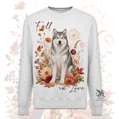 Felpa girocollo grigia stampata con un Alaskan Malamute seduto in mezzo a fiori e foglie autunnali. Grafica originale Roba Bestiale, collezione Fall in Love
