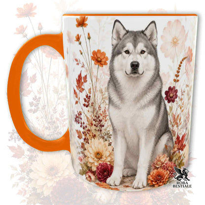 Tazza con la stampa di un Alaskan Malamute seduto in mezzo a fiori e foglie autunnali. Grafica originale Roba Bestiale, collezione Fall in Love