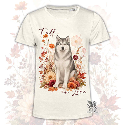 T-shirt beige stampata con un Alaskan Malamute seduto in mezzo a fiori e foglie autunnali. Grafica originale Roba Bestiale, collezione Fall