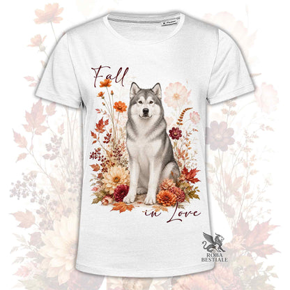 T-shirt bianca stampata con un Alaskan Malamute seduto in mezzo a fiori e foglie autunnali. Grafica originale Roba Bestiale, collezione Fall