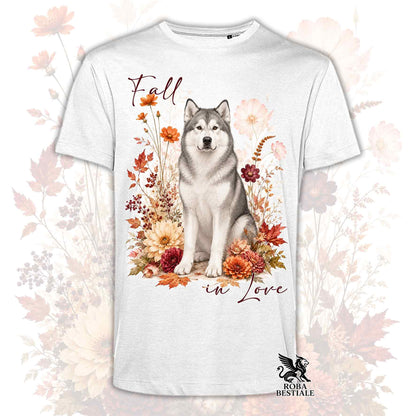 T-shirt bianca stampata con un Alaskan Malamute seduto in mezzo a fiori e foglie autunnali. Grafica originale Roba Bestiale, collezione Fall