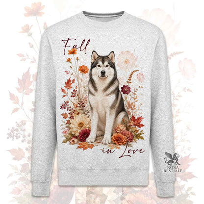 Felpa girocollo grigia stampata con un Alaskan Malamute seduto in mezzo a fiori e foglie autunnali. Grafica originale Roba Bestiale, collezione Fall in Love