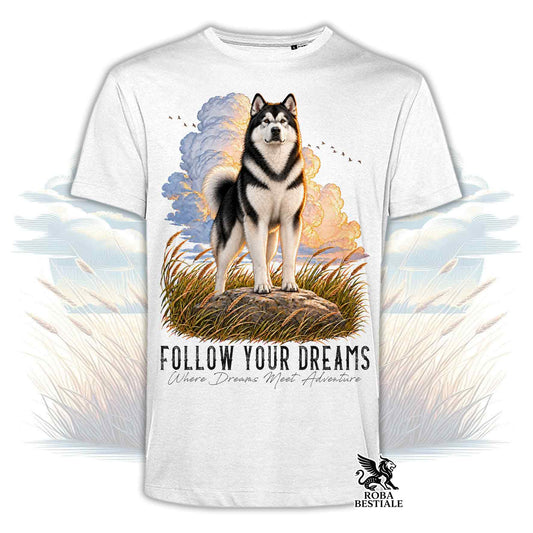 T-shirt chiara con stampa di husky e scritta “FOLLOW YOUR DREAMS”