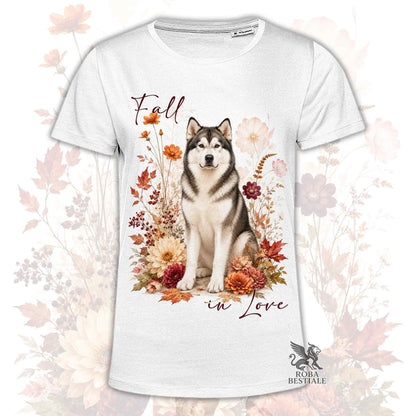 T-shirt bianca stampata con un Alaskan Malamute seduto in mezzo a fiori e foglie autunnali. Grafica originale Roba Bestiale, collezione Fall