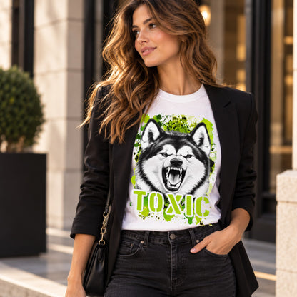 T-shirt bianca stampata con un Alaskan Malamute con espressione arrabbiata. Grafica originale Roba Bestiale, collezione Toxic