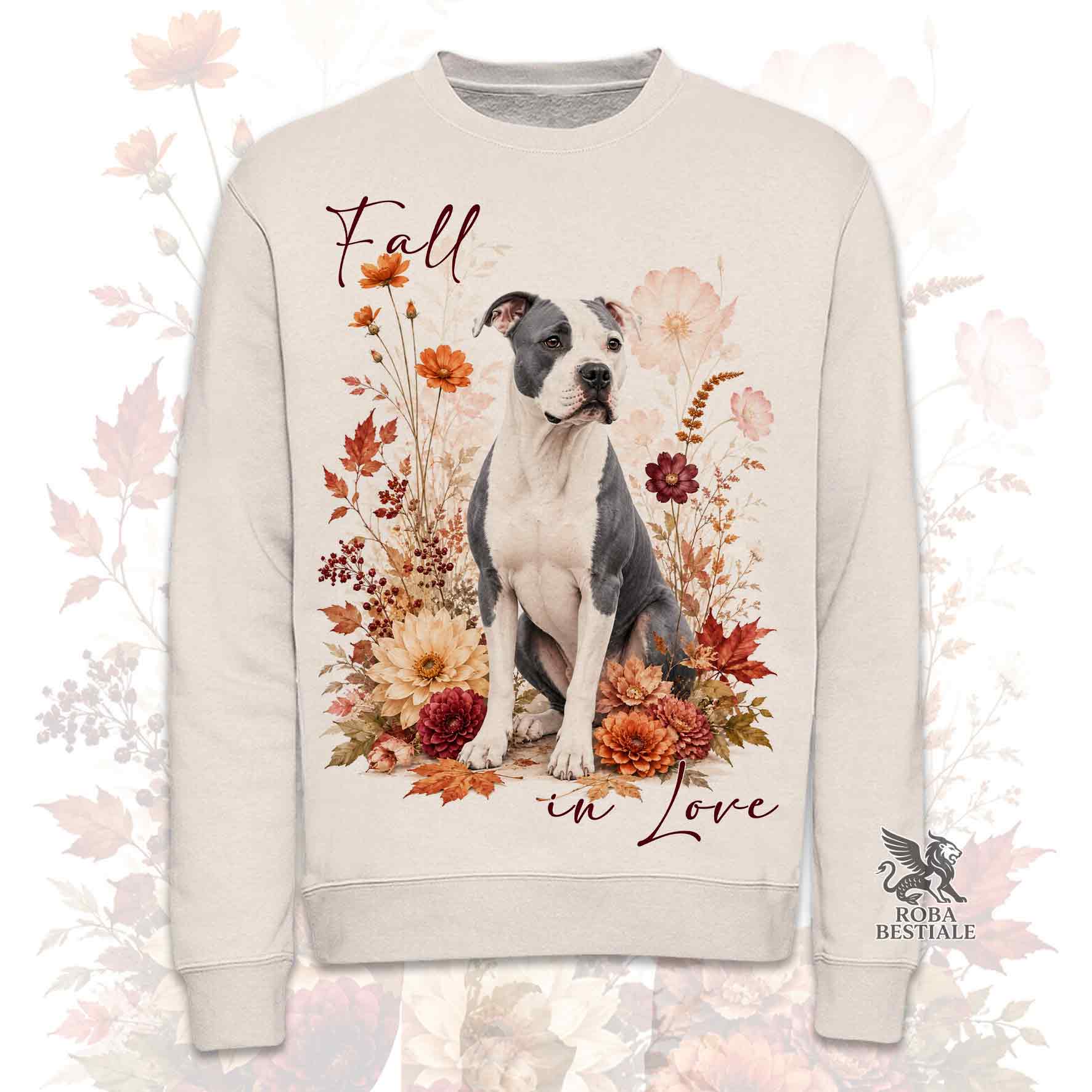 Felpa girocollo beige stampata con un American Staffordshire Terrier seduto in mezzo a fiori e foglie autunnali. Grafica originale Roba Bestiale, collezione Fall in Love