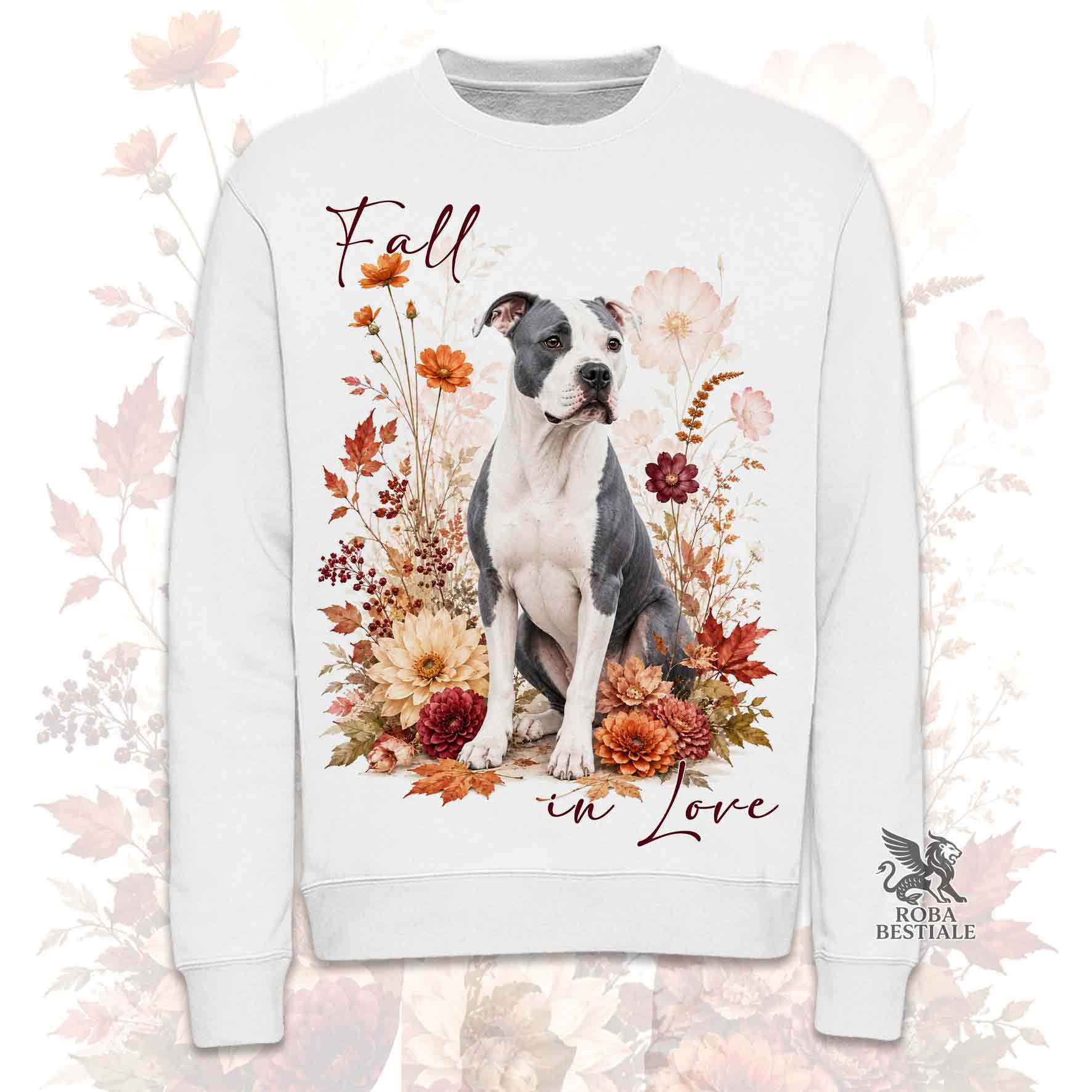 Felpa girocollo bianco stampata con un American Staffordshire Terrier seduto in mezzo a fiori e foglie autunnali. Grafica originale Roba Bestiale, collezione Fall in Love