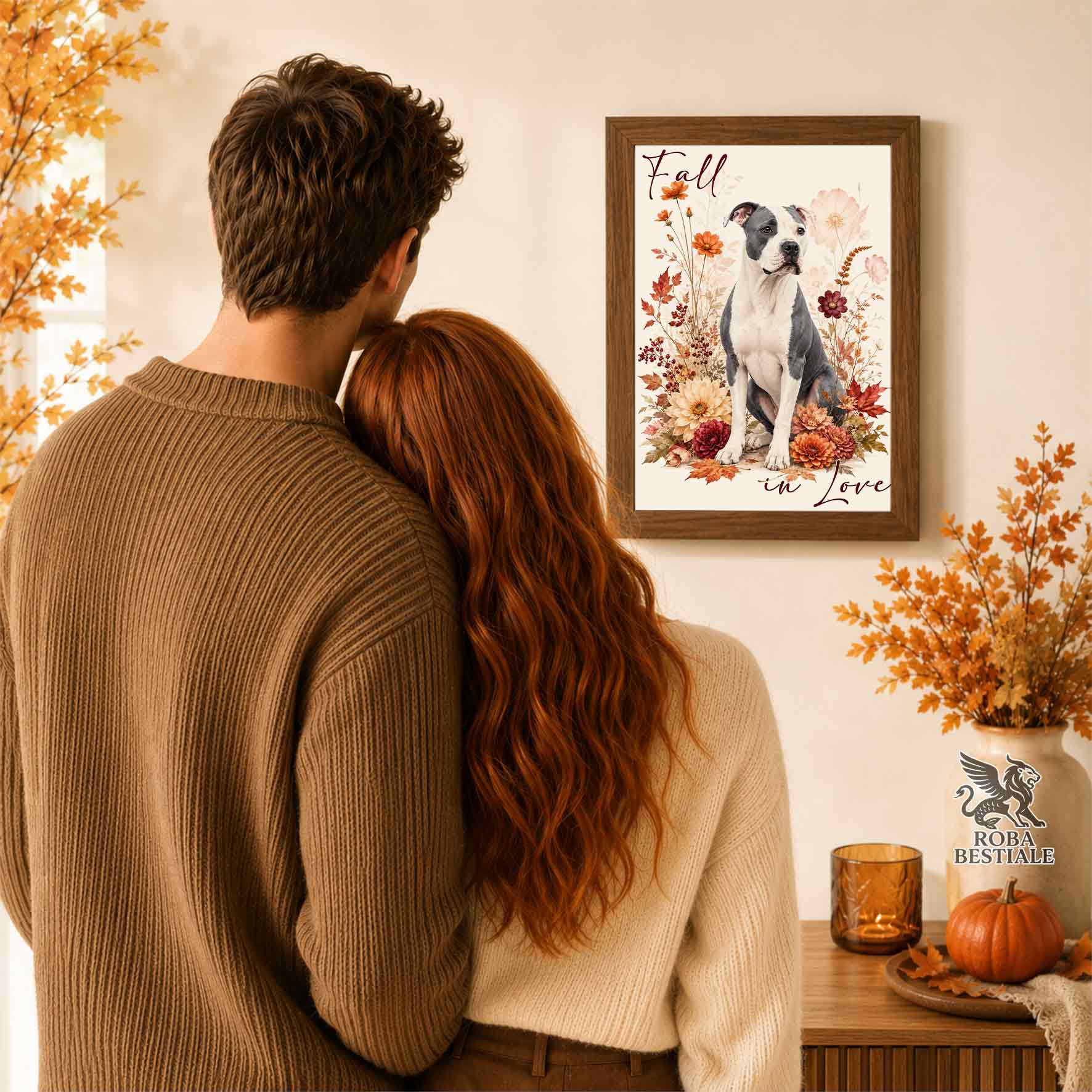 Quadretto con la stampa A4 di un American Staffordshire Terrier seduto in mezzo a fiori e foglie autunnali. Grafica originale Roba Bestiale, collezione Fall in Love