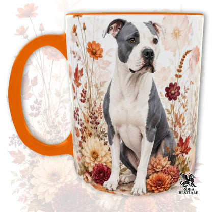 Tazza con la stampa di un American Staffordshire Terrier seduto in mezzo a fiori e foglie autunnali. Grafica originale Roba Bestiale, collezione Fall in Love