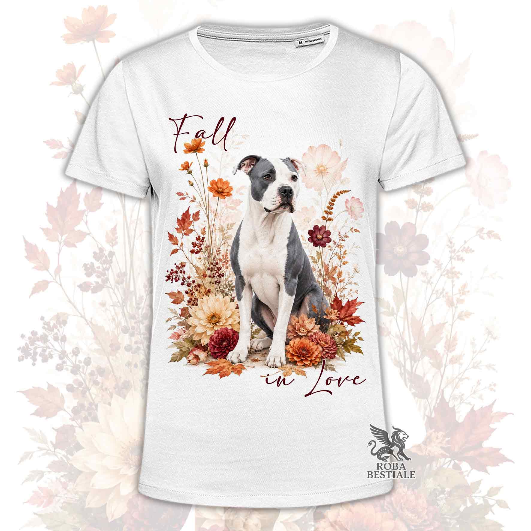 T-shirt bianca stampata con un American Staffordshire Terrier seduto in mezzo a fiori e foglie autunnali. Grafica originale Roba Bestiale, collezione Fall