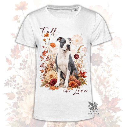 T-shirt bianca stampata con un American Staffordshire Terrier seduto in mezzo a fiori e foglie autunnali. Grafica originale Roba Bestiale, collezione Fall