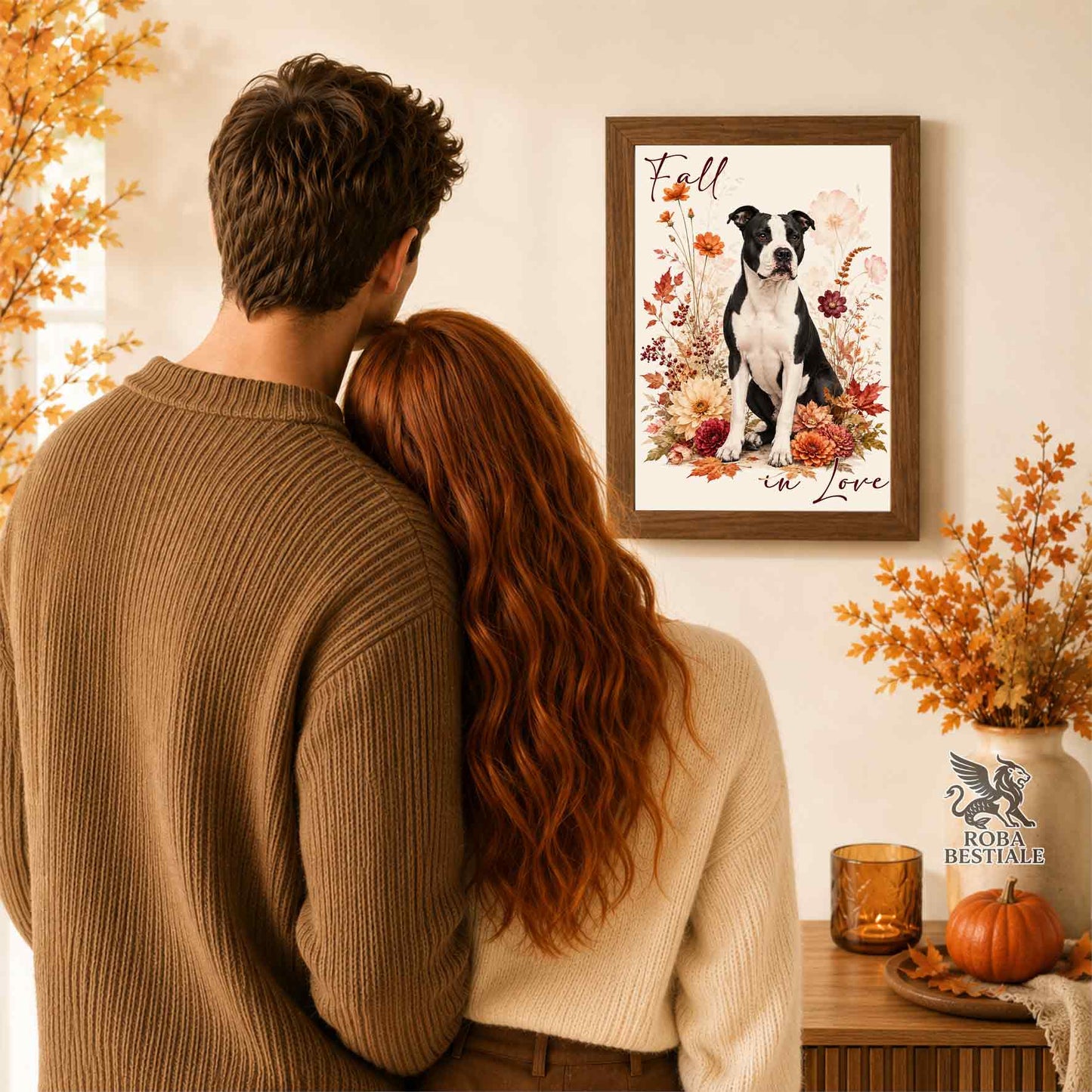 Quadretto con la stampa A4 di un American Staffordshire Terrier seduto in mezzo a fiori e foglie autunnali. Grafica originale Roba Bestiale, collezione Fall in Love