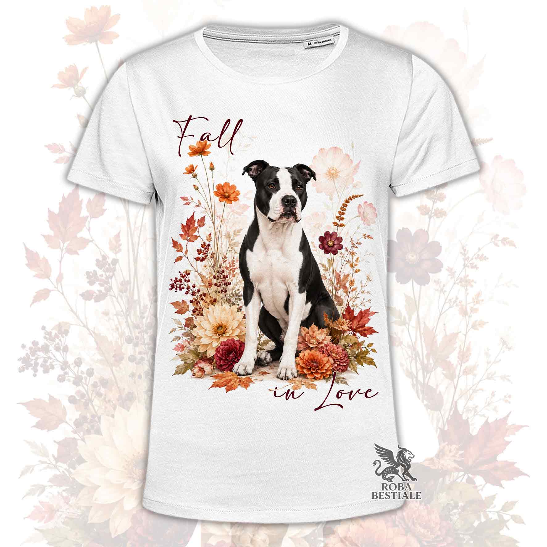 T-shirt bianca stampata con un American Staffordshire Terrier seduto in mezzo a fiori e foglie autunnali. Grafica originale Roba Bestiale, collezione Fall