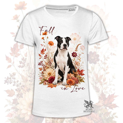 T-shirt bianca stampata con un American Staffordshire Terrier seduto in mezzo a fiori e foglie autunnali. Grafica originale Roba Bestiale, collezione Fall