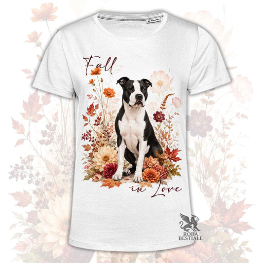 T-shirt bianca stampata con un American Staffordshire Terrier seduto in mezzo a fiori e foglie autunnali. Grafica originale Roba Bestiale, collezione Fall